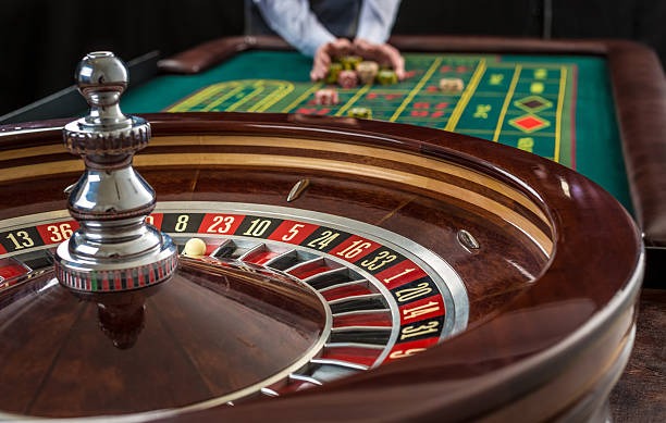 Live BandarQ table with dealer and multiple player positions